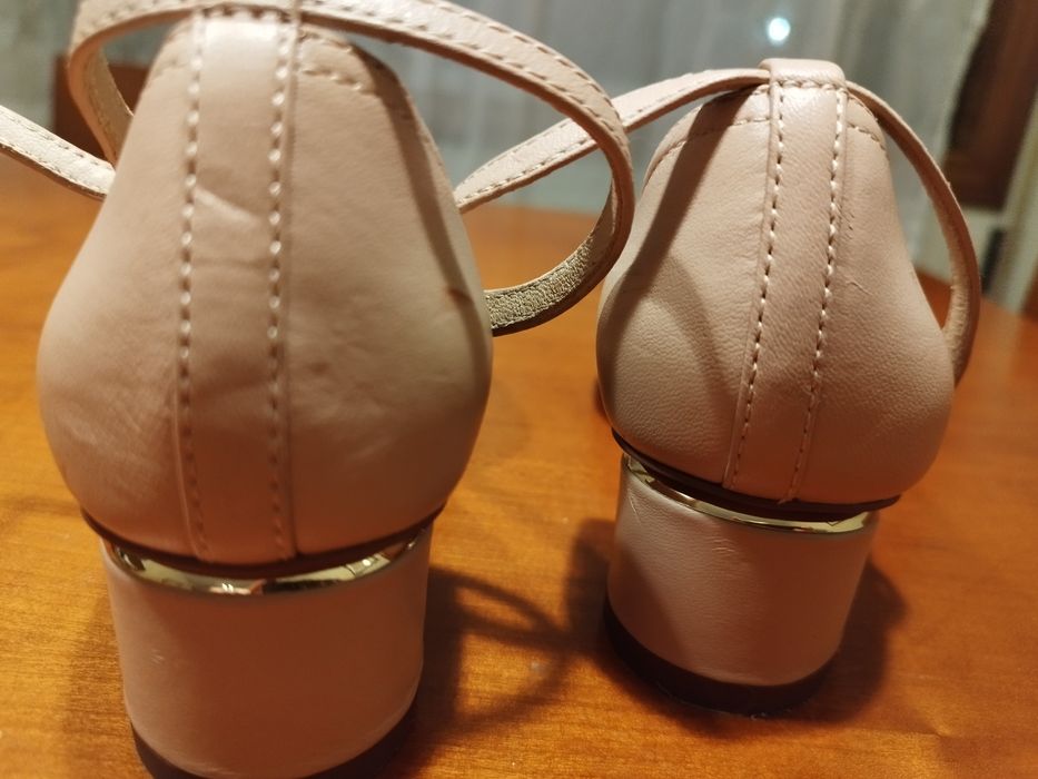 Sapato com fivela, nude. Máximo Dutti. 35