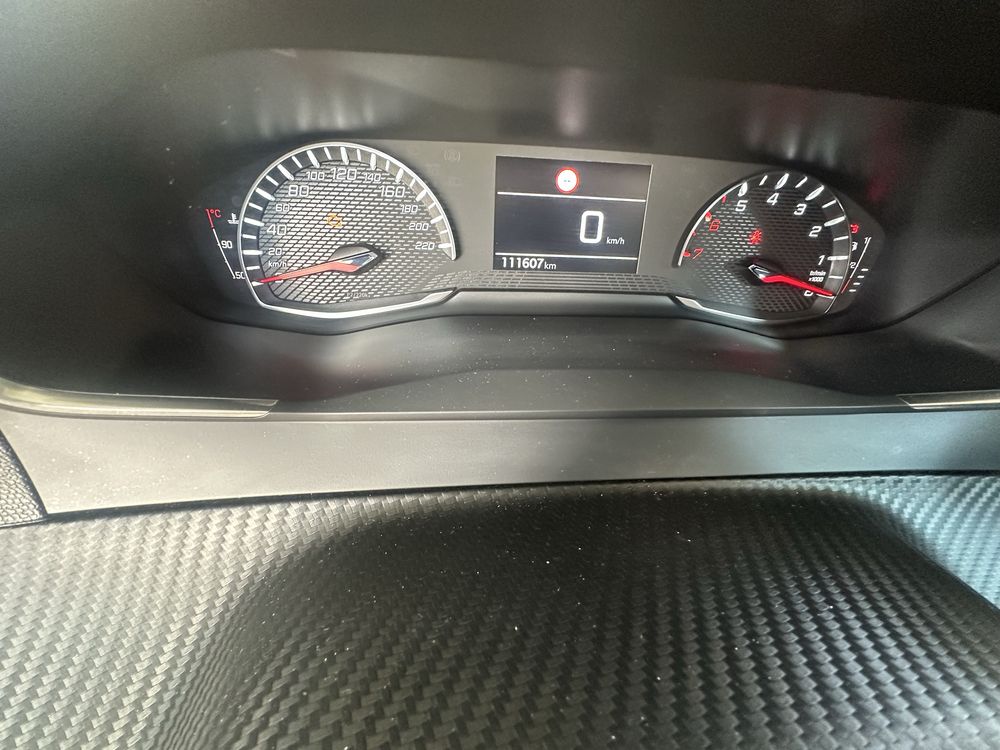 Carro peugeot 208