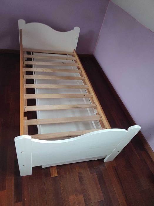 Szafa i komoda firmy Bellamy, drewniane łóżko z materacem