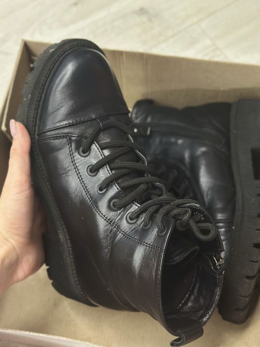Продам чорні жіночі шкіряні ботинки