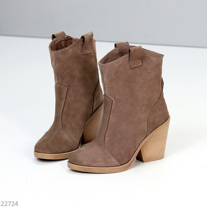 Стильні замшеві бежеві козаки