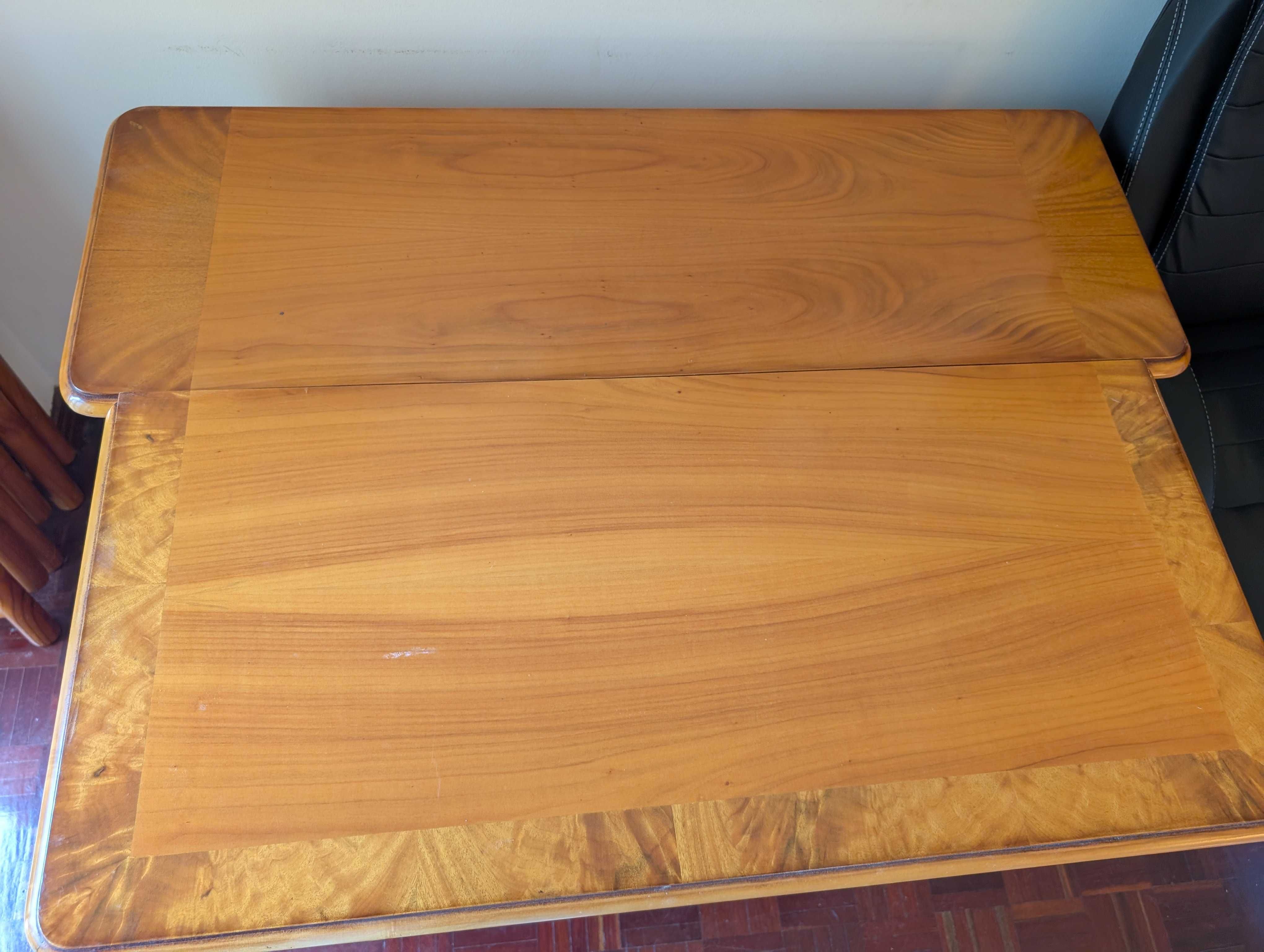 Mesa de sala com abas