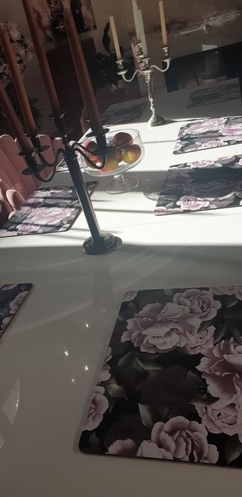 Piekny elegancki bialy stół