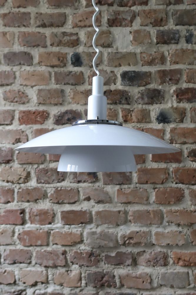 Duńska lampa wisząca jak louis poulsen space age