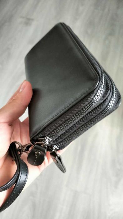 Черный, кожаный, кошелек-клатч на две молнии.