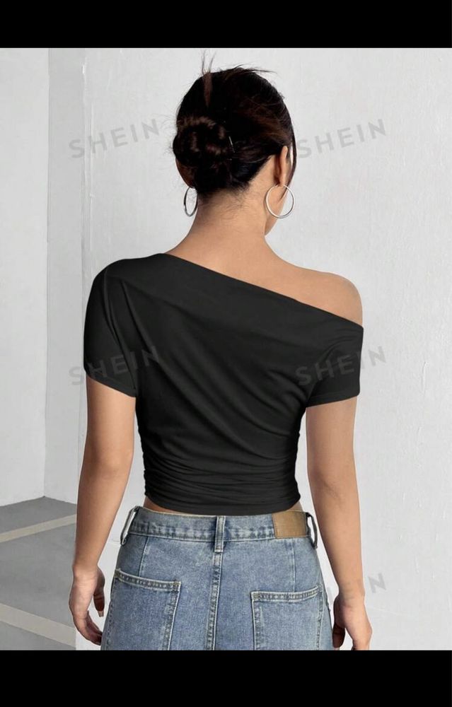 camiseta preta de ombro caido