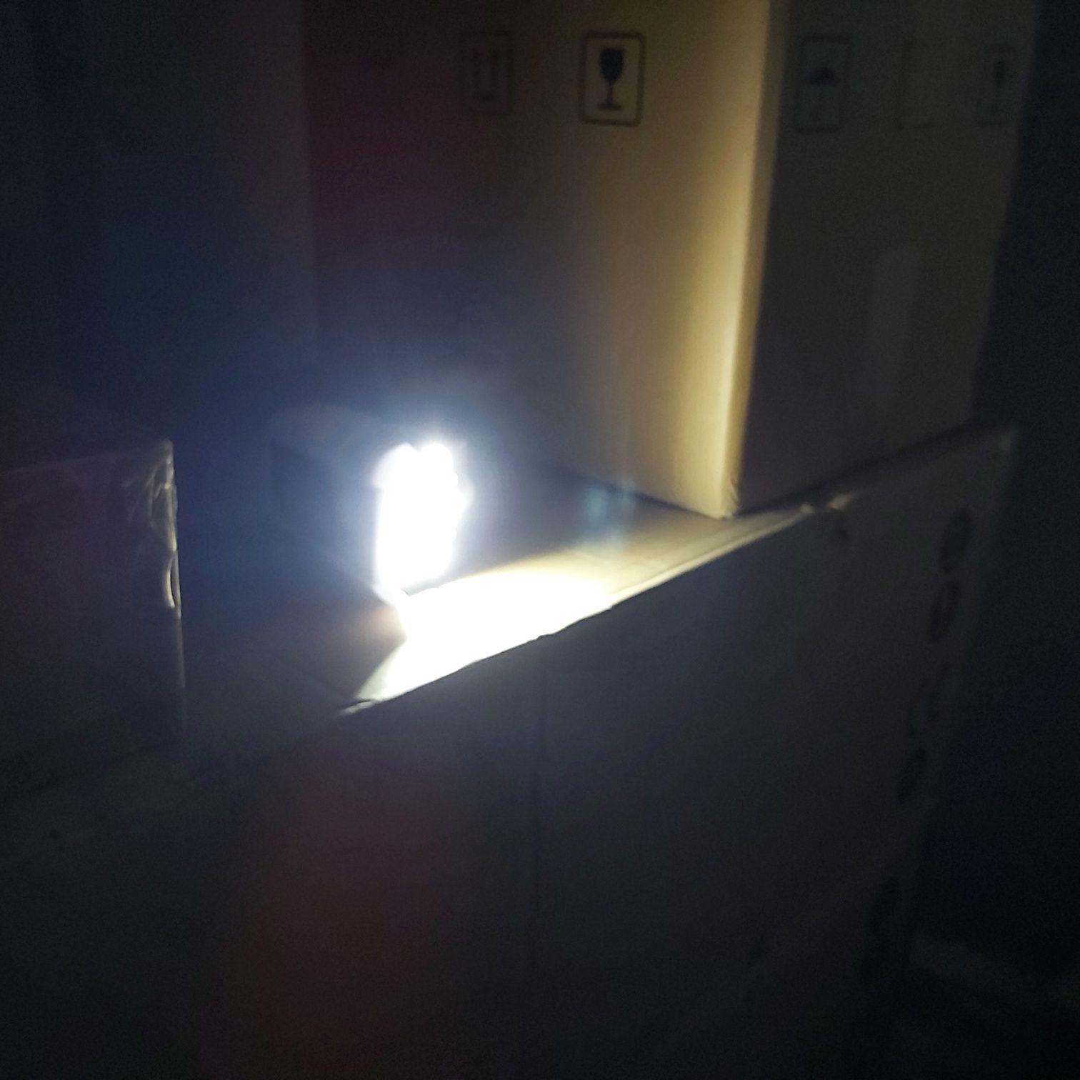 Lampa solarna z czujnikiem ruchu atrapa kamery