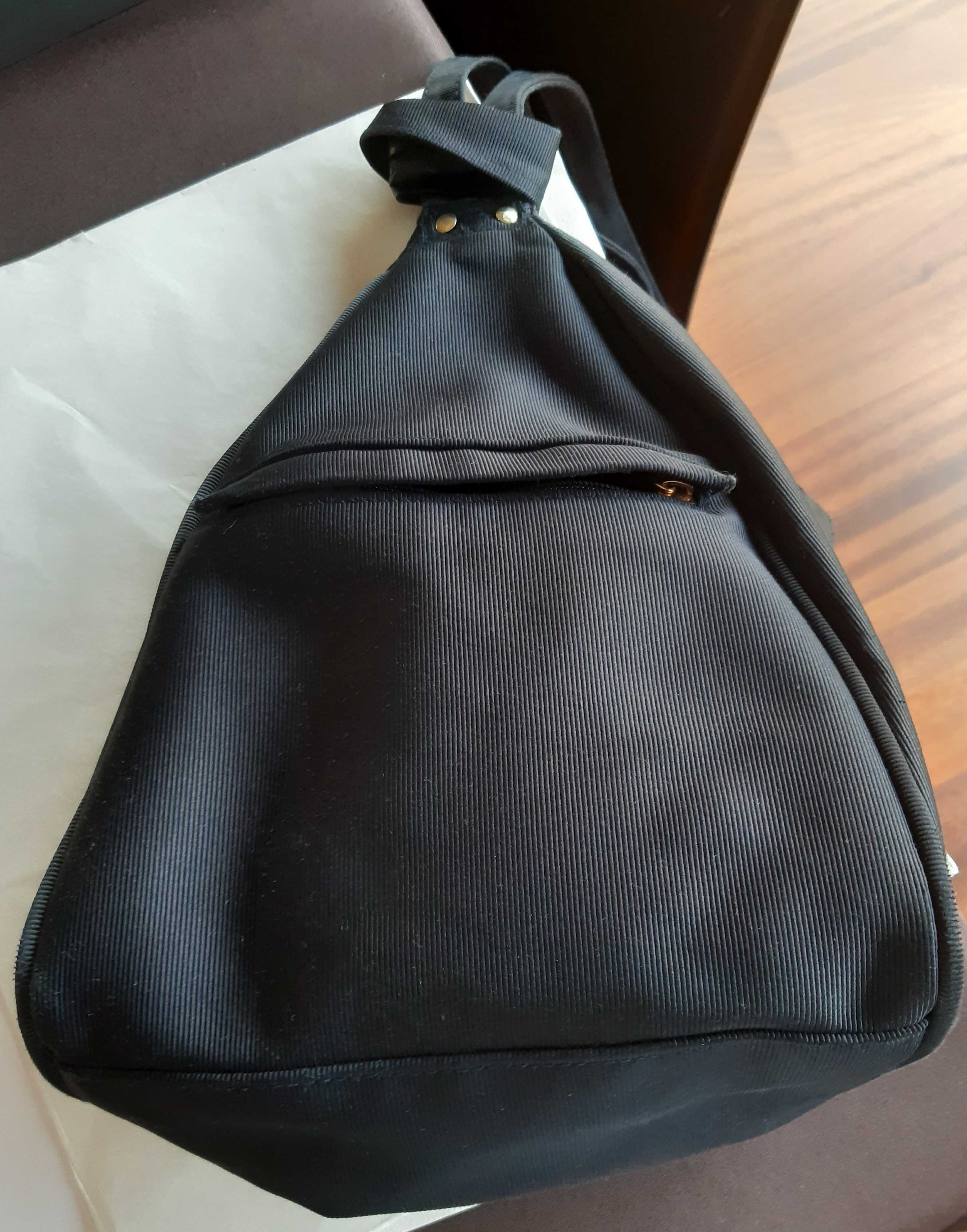 mochila de tecido preto com bolso à frente dos anos 90