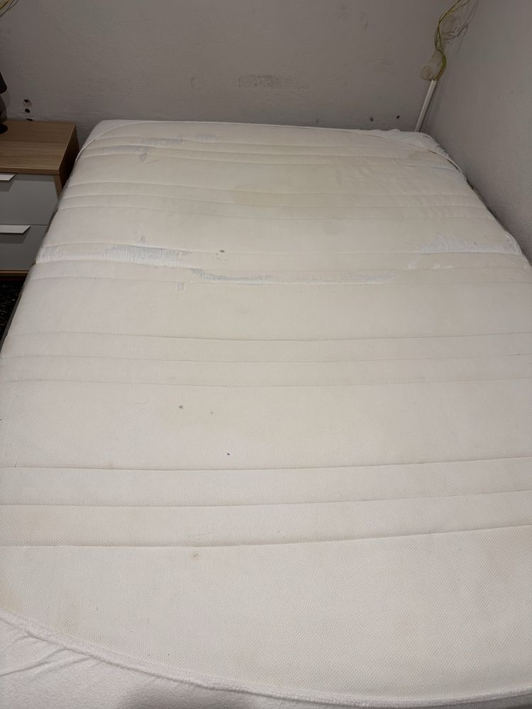Cama de casal com colchao e com mesinha de cabeceira
