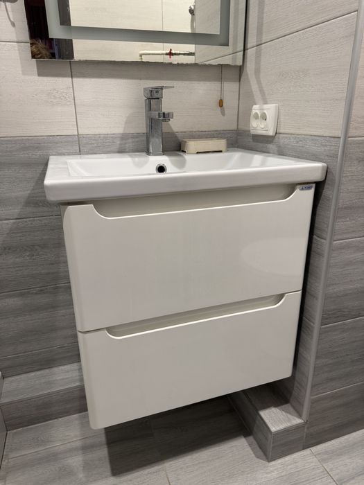 Продам умивальник з тумбою та дзеркалом