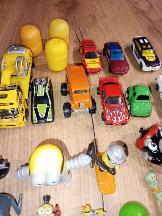 Zestaw zabawek Kinder jajo niespodzianka resoraki autka