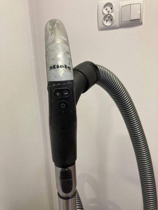 Odkurzacz Miele Blizard CX1 sterowie w rękijesci