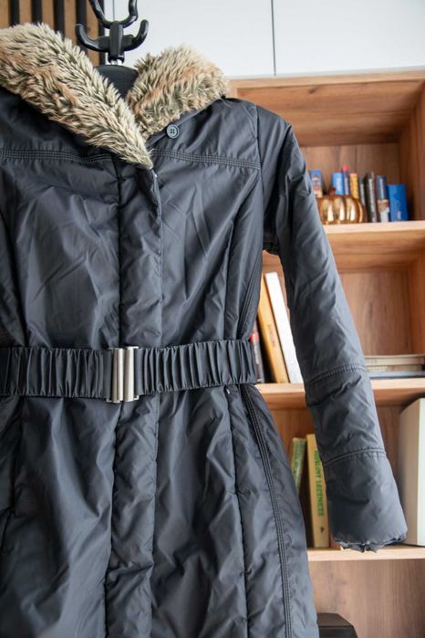 CARRY czarna damska długa kurtka zimowa z futerkiem- M/38