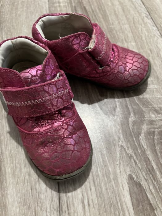 Віддам безкоштовно взуття 25 розмір