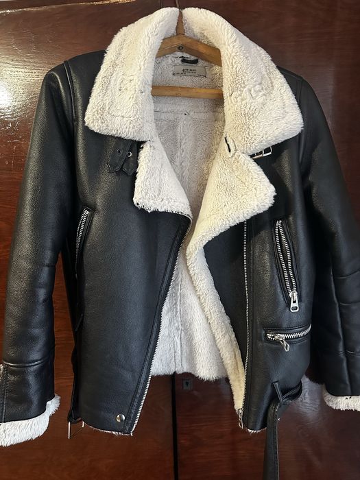 Стильна жіноча куртка з еко-шкіри з хутром.