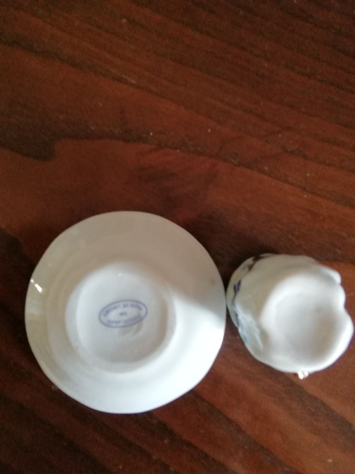 Chávena em miniatura porcelanas em pasta de limoges.