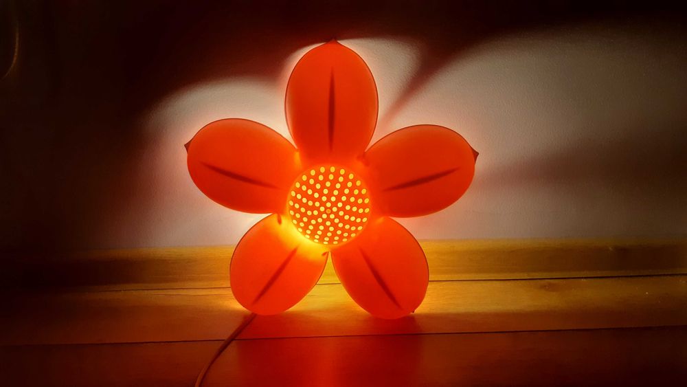 Zestaw: biurko + półka na ścianę +łóżko, materac + fotel+lampy