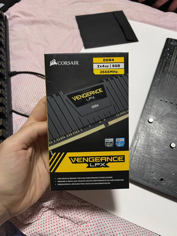 Оперативна пам'ять Corsair DDR4 8GB (2x4GB) 2666Mhz Vengeance LPX Б/У