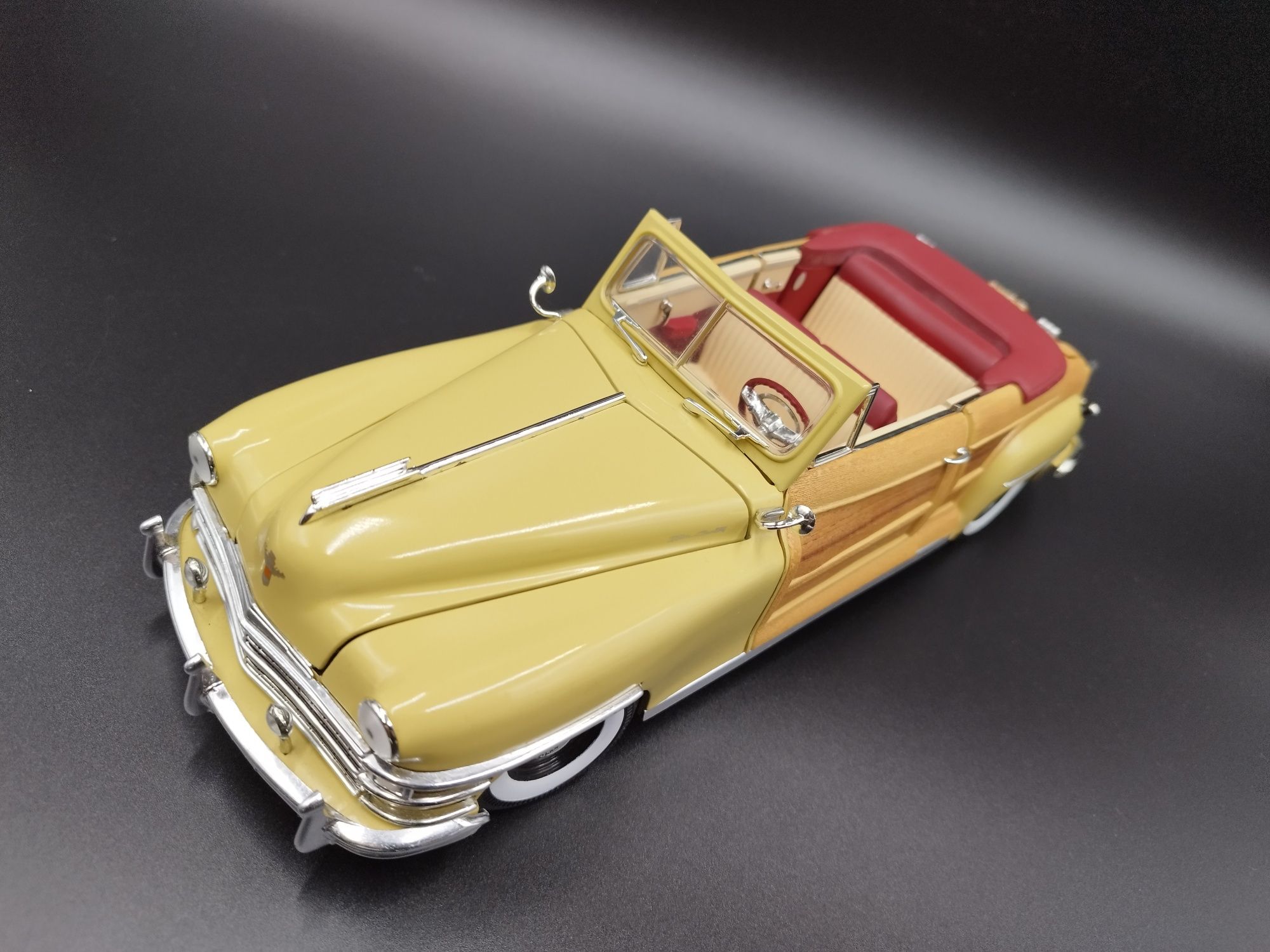 1:18 Motor City Classics 1948 Chrysler Town Country Convertible model