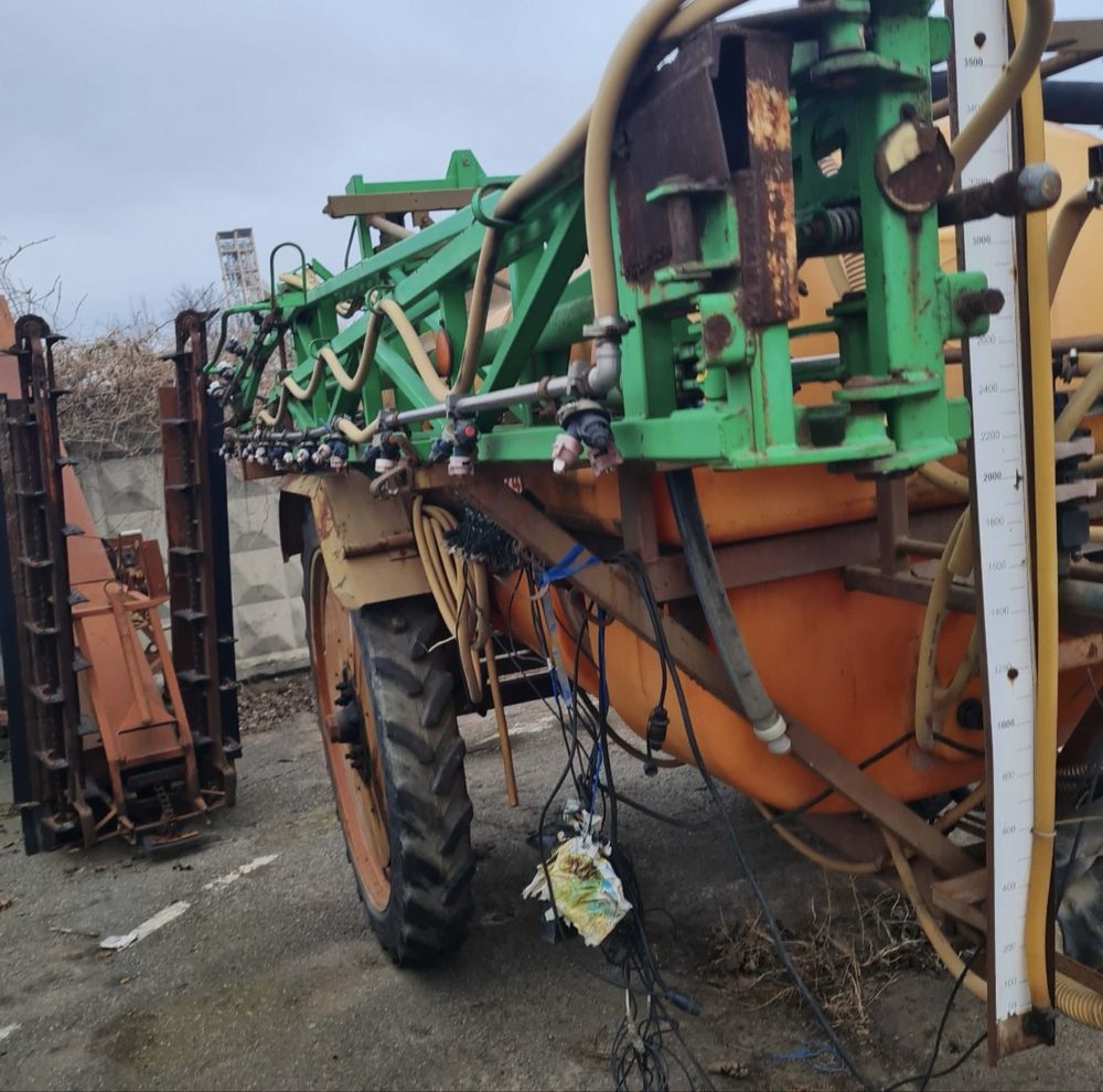Продам опрыскиватель 2000 кубовый