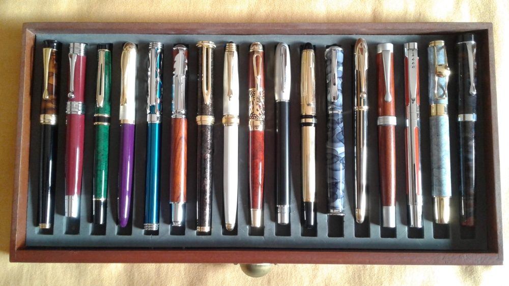 50 canetas tinta permanente com expositor e 100 fichas históricas