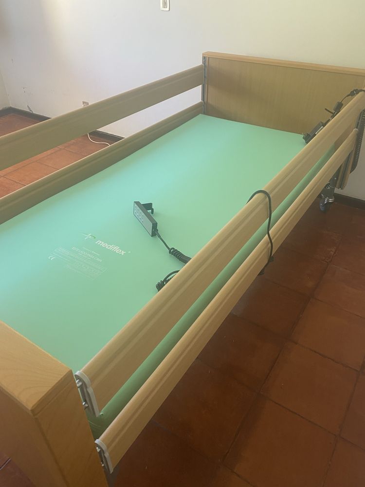 Cama articulada com barras laterais