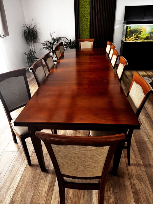 Drewniany zestaw 12 krzeseł oraz stół