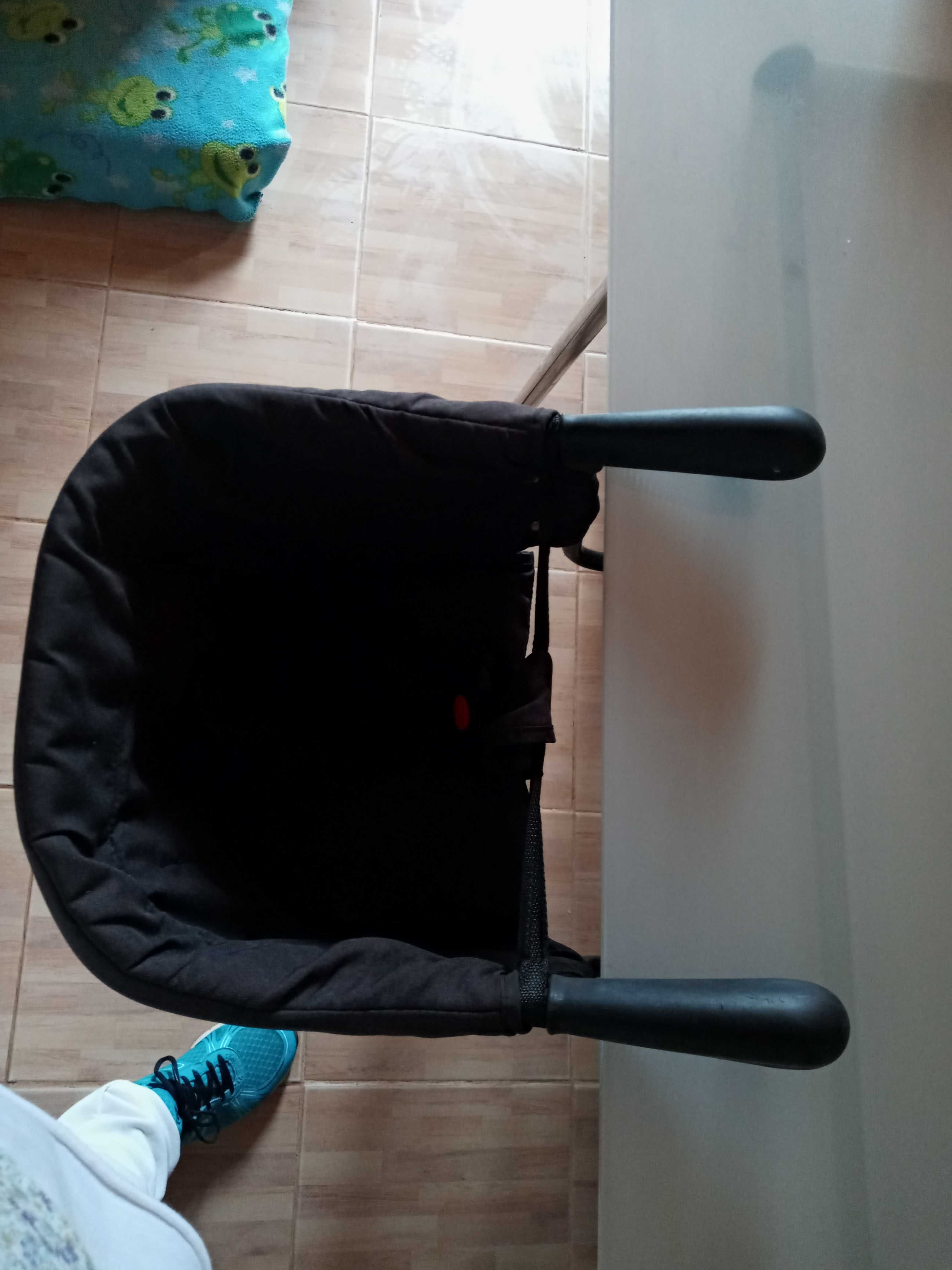 Cadeira para o bebe estar a mesa em otimo estado