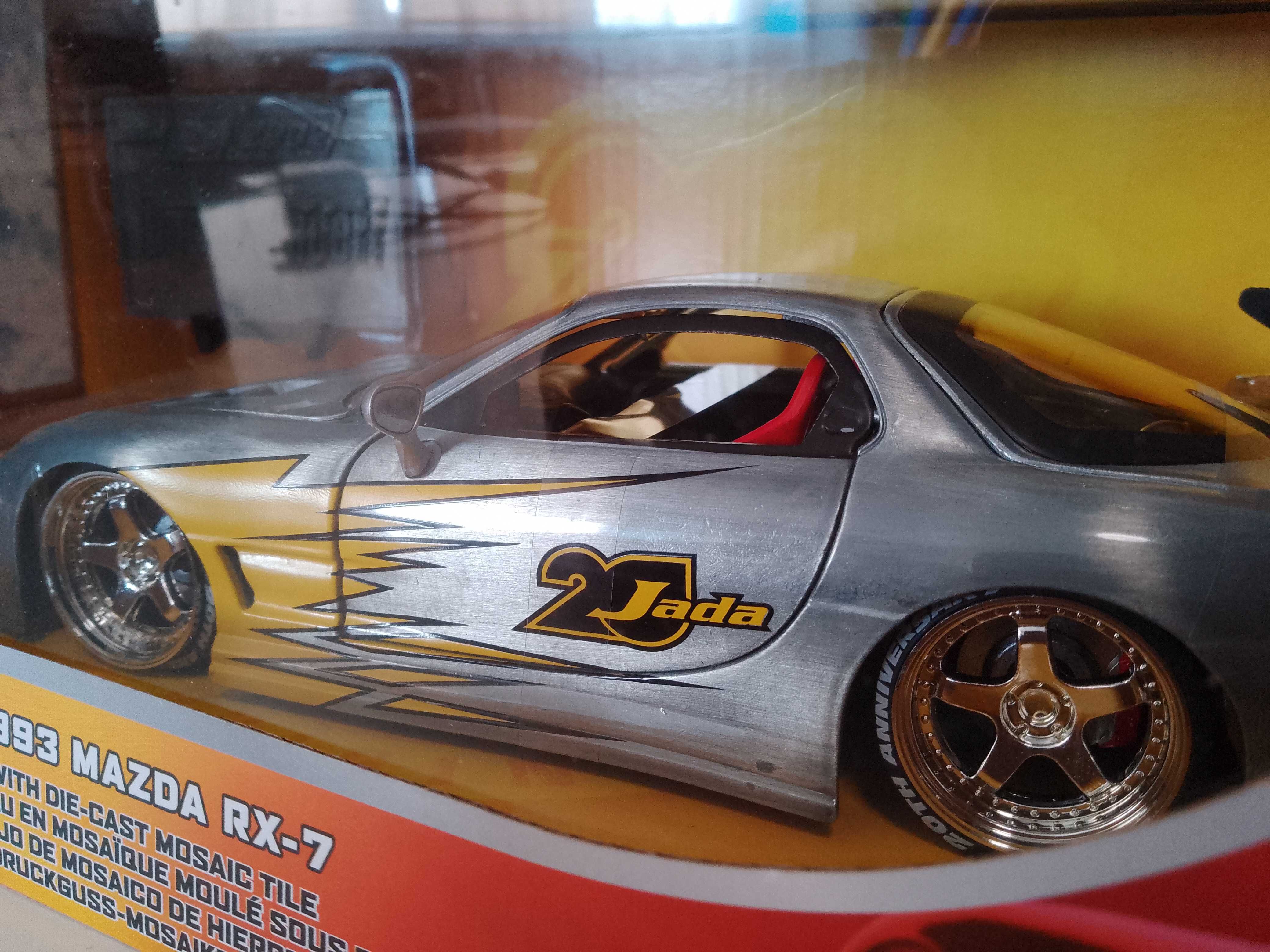 Модель авто 1/24  Mazda RX-7 Jadatoys