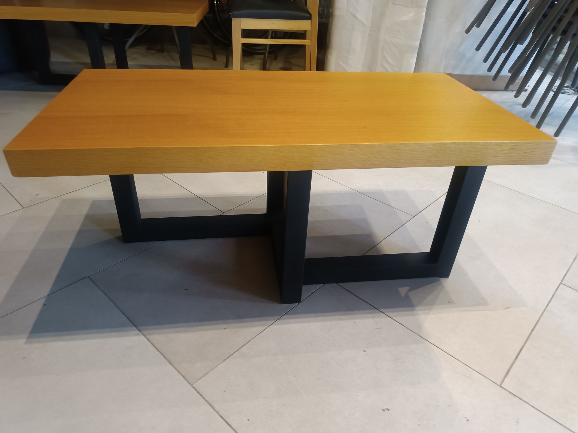 Mesa de centro de madeira com base em ferro