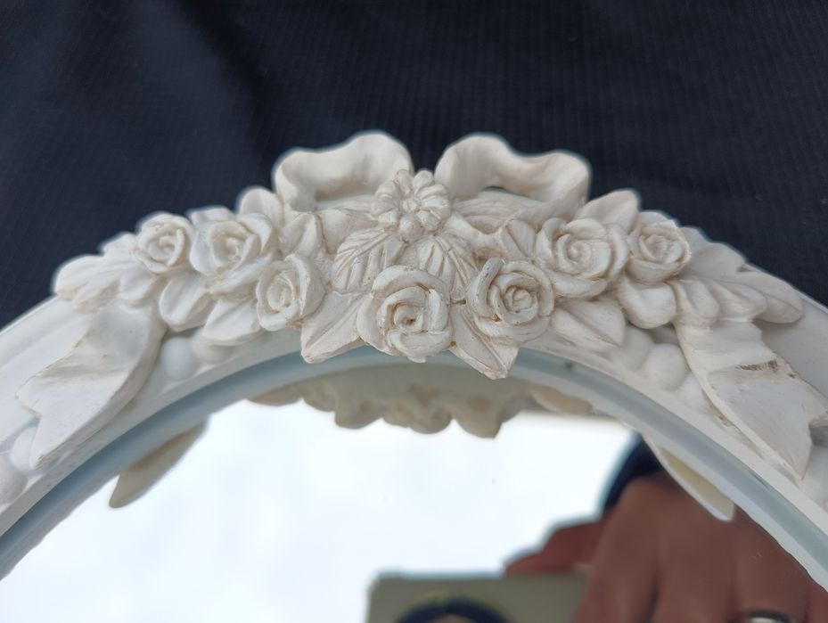 Białe stylowe lusterko