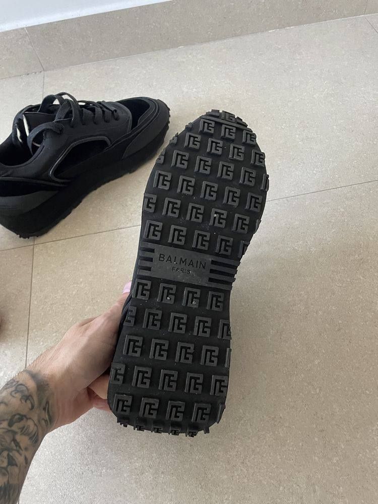 Adidasi BALMAIN  40р.
стан нових,слідів носки немає

всі деталі в особ