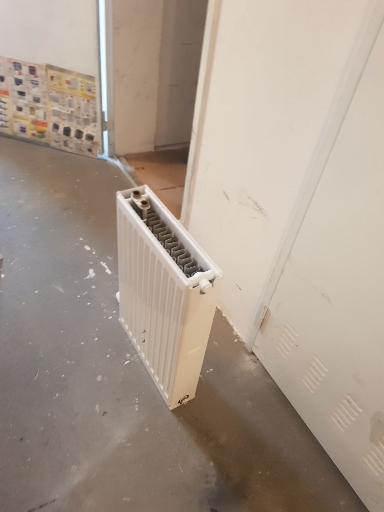 Grzejnik stalowy bez termostatu. Grzejnik.