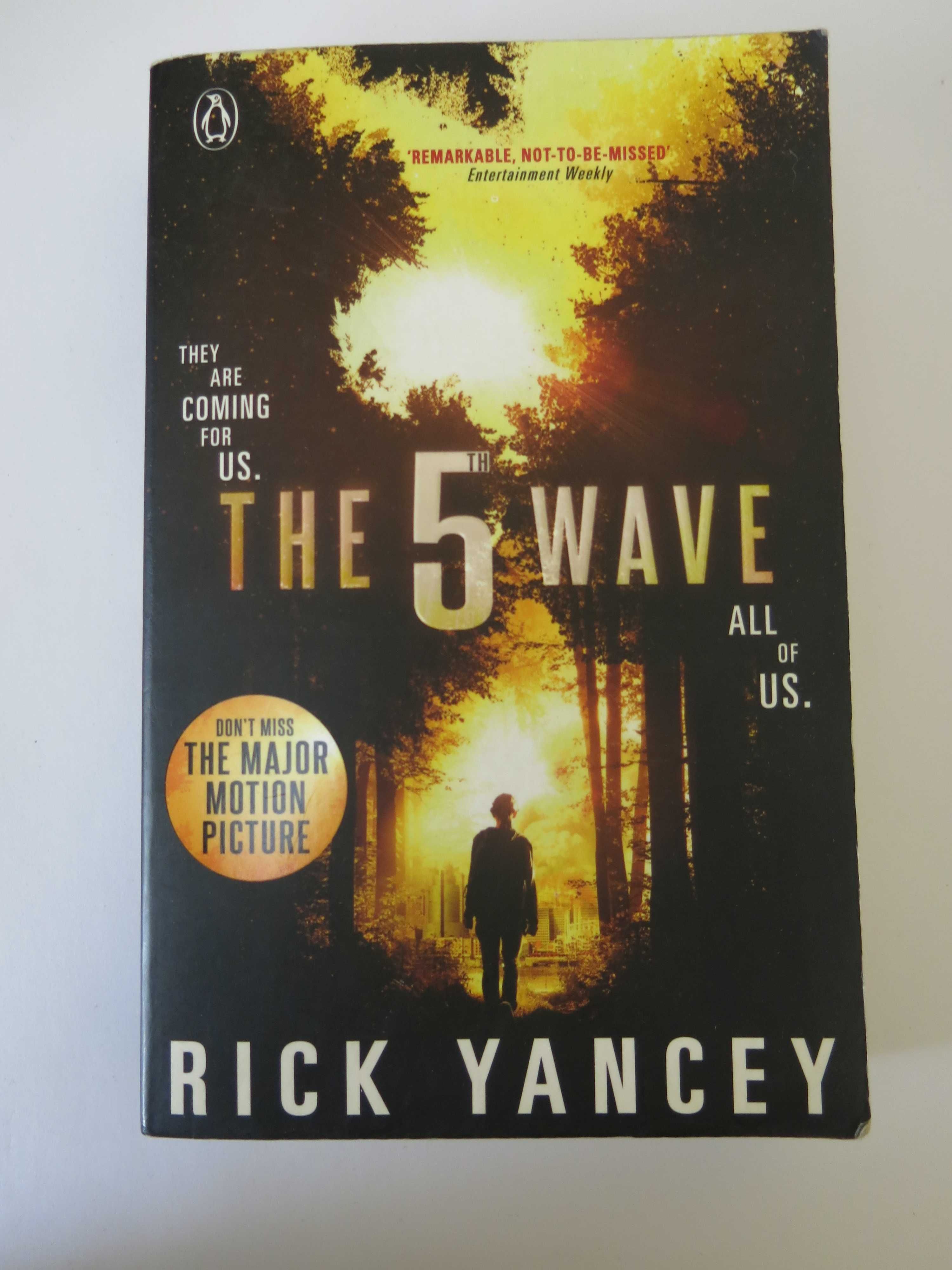 Livro "the 5th wave" de  Rick Yancey (versão inglesa)