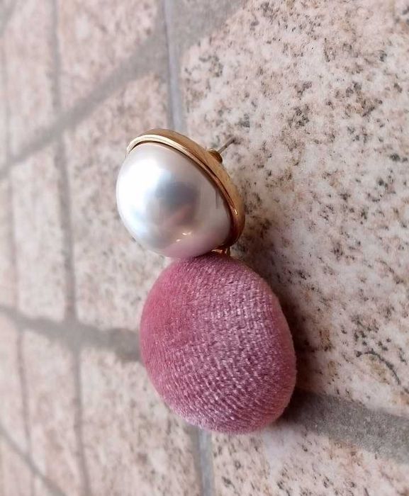 Brincos pérola branca e rosa veludo