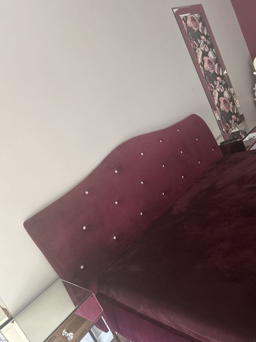 Łóżko bordowe glamour