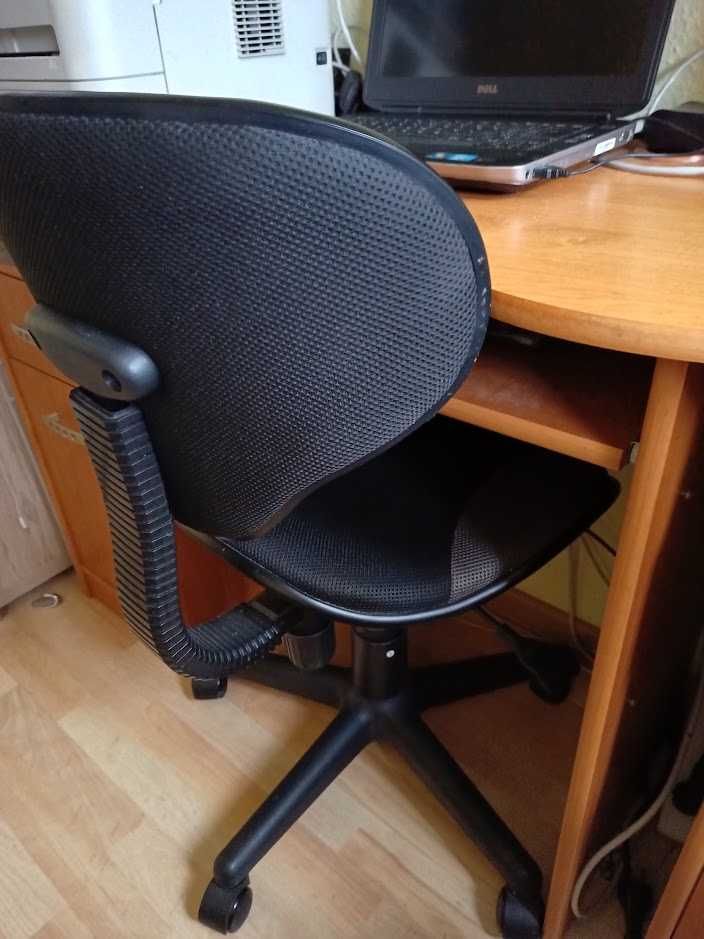 Biurko i krzeslo obrotowe .Biurko 100 zl. Krzesło 70 zl.