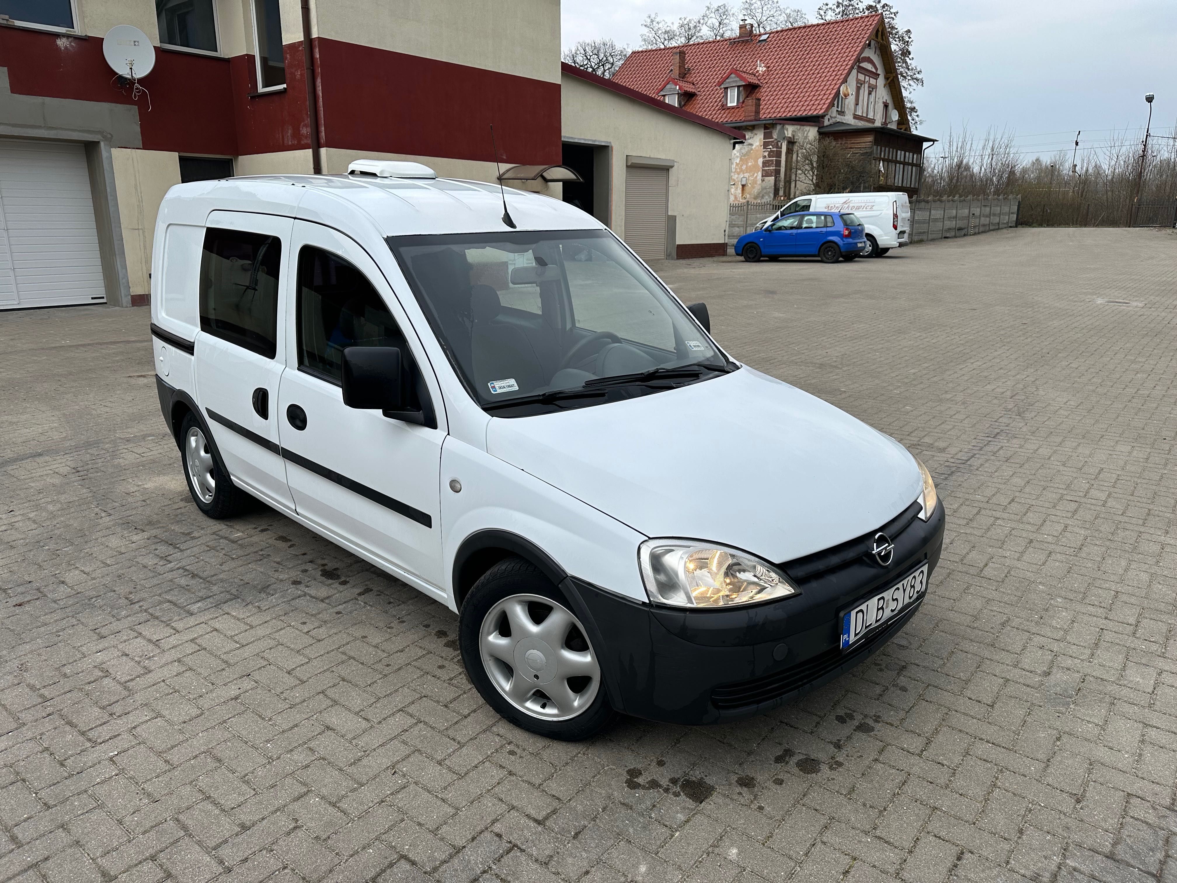 Opel Combo pojazd specjalny czteroosobowy