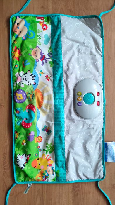 Mata grającą na łóżko