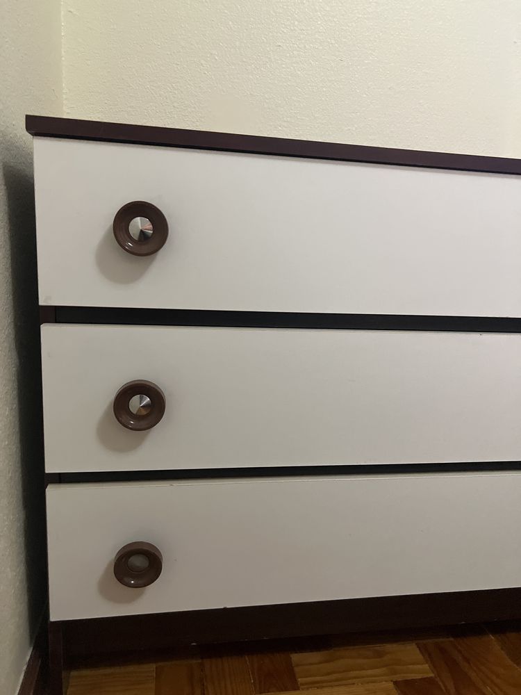 Cómoda com gavetas