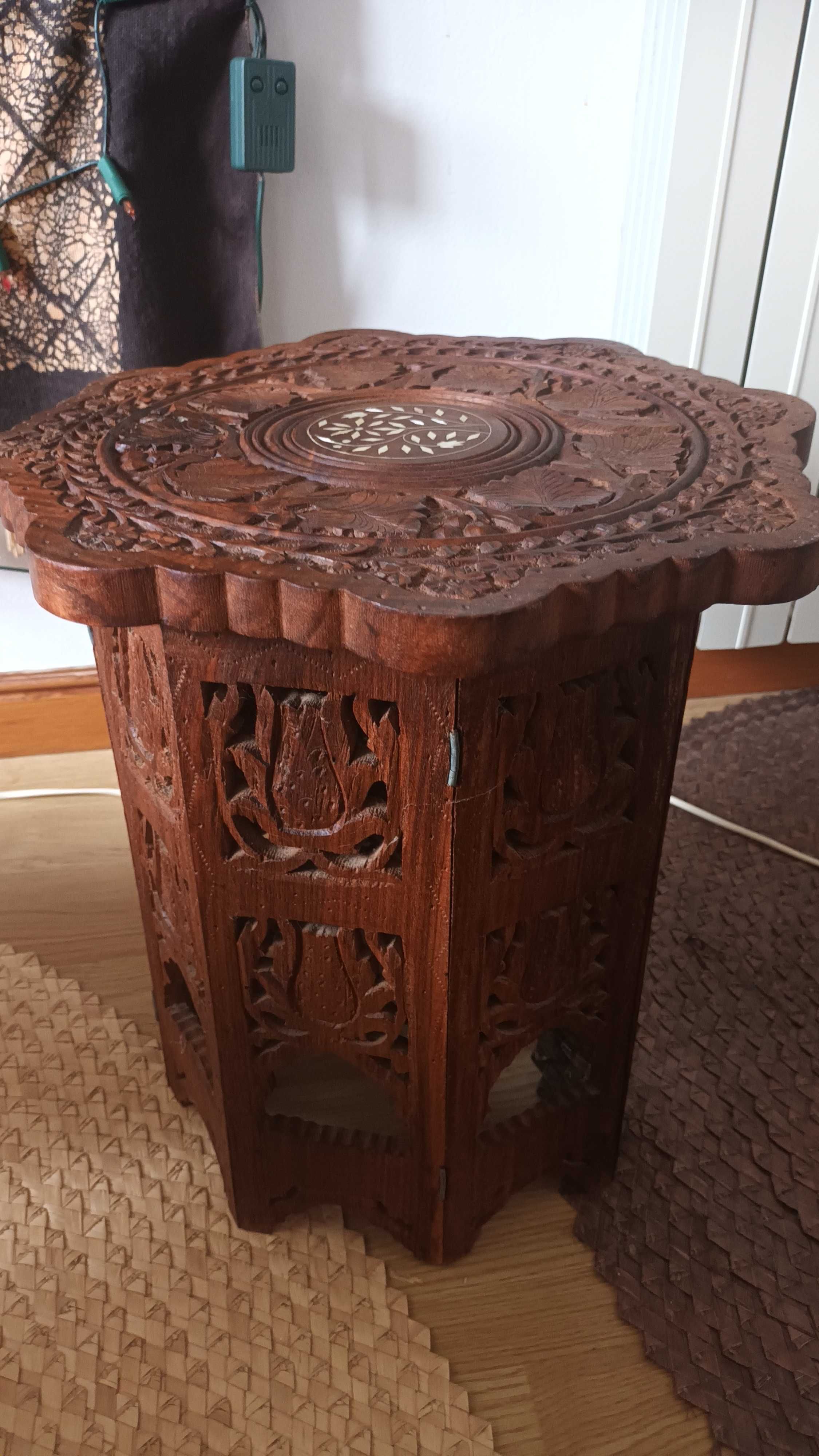 Mesa de apoio/decoração, em madeira maciça toda trabalhada.