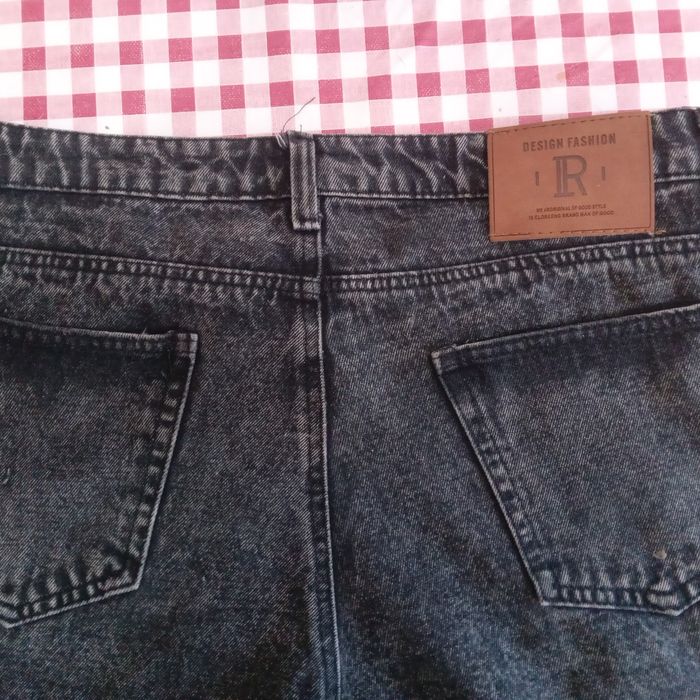 short jeans destroyed com letras estanpadas