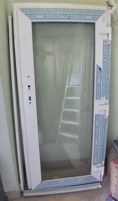 Праві металопластикові двері зі склом після демонтажу