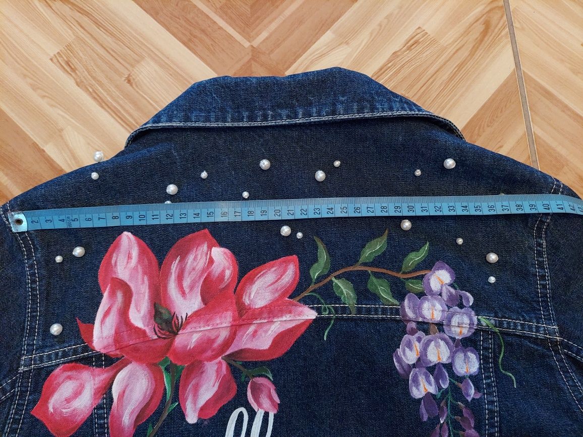 Ręcznie malowana kurtka jeansowa, ślubna 'all you need is love' Custom