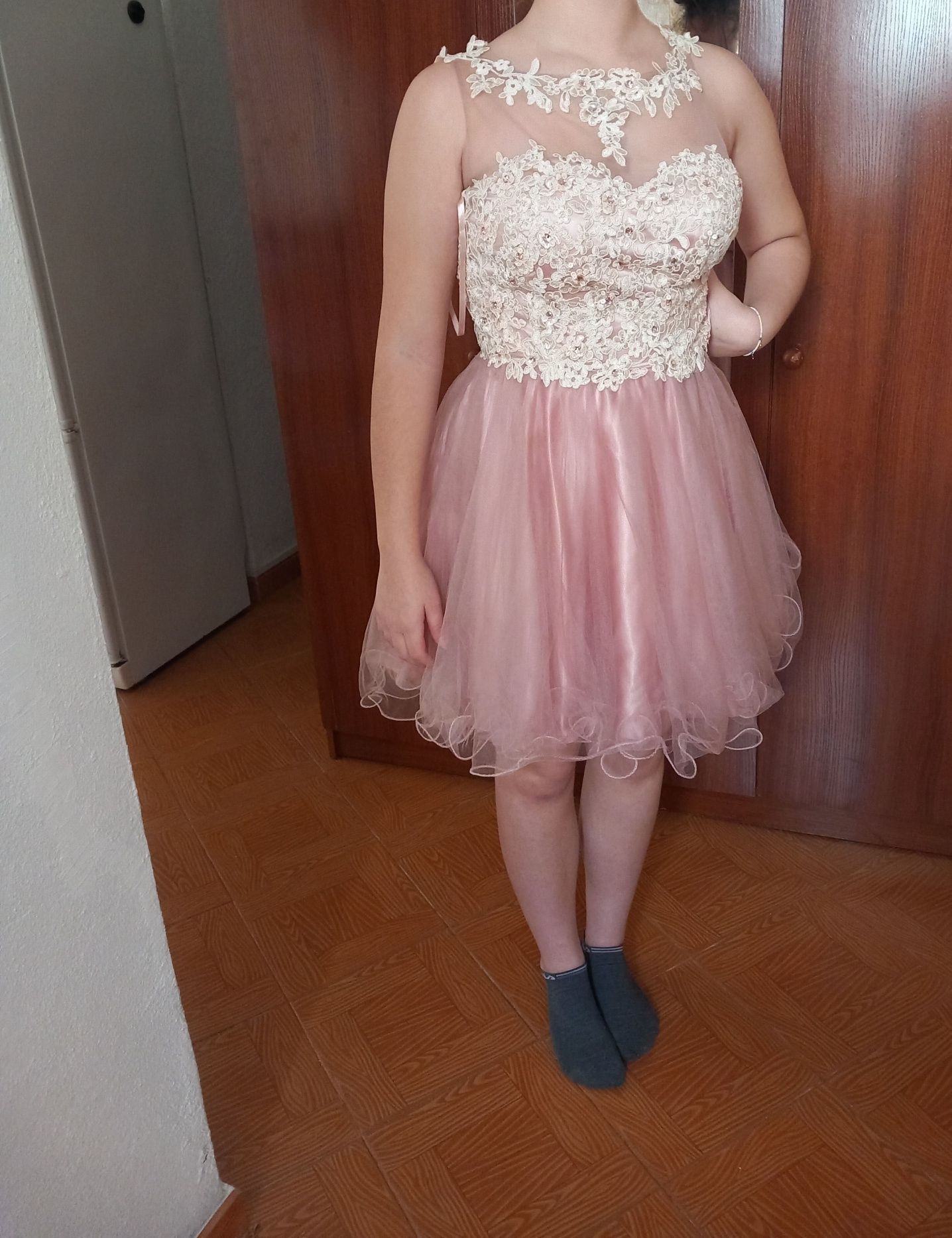 Vestido de gala curto e rodado