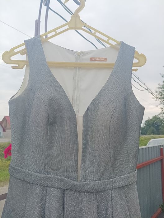 Вишукана сукня сірого кольору