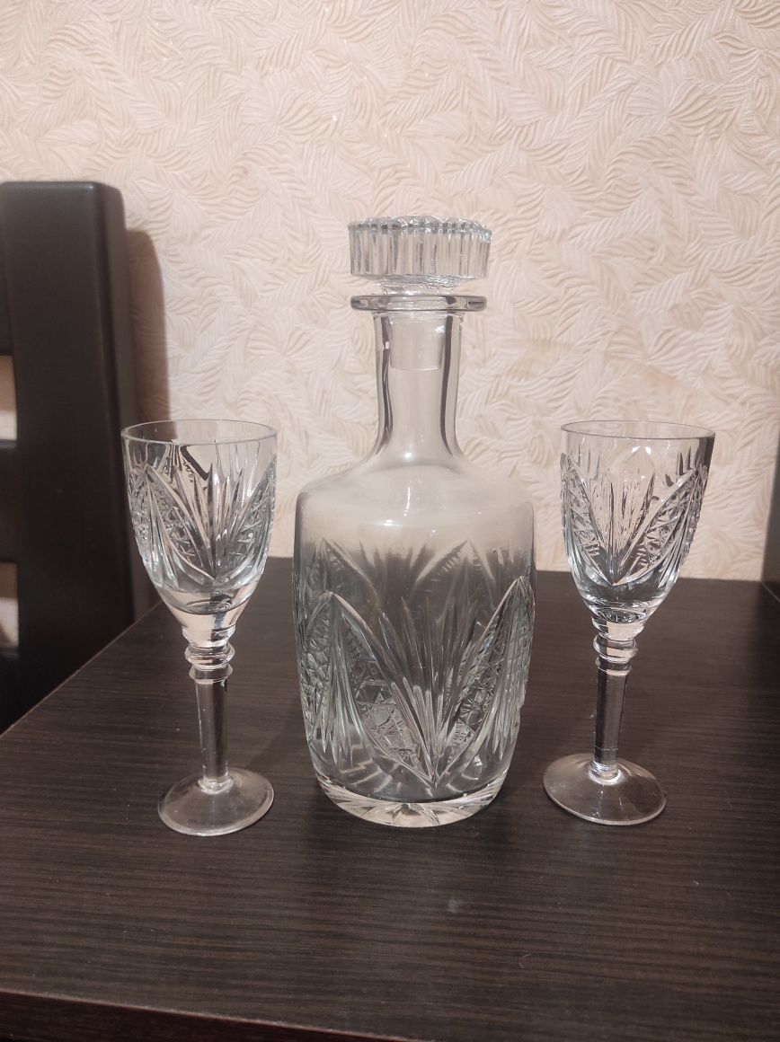 Хрустальный салатник, графин с рюмками. новые