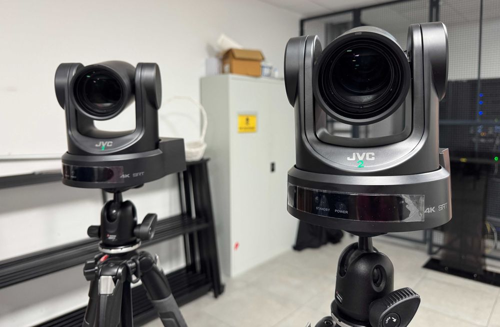 Zestaw dwóch kamer PTZ JVC 4K wraz z dedykowanym sterownikiem JVC