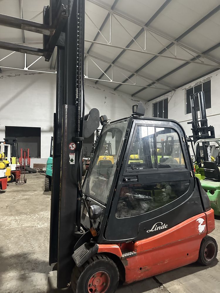 Empilhador linde eletrico de 2500 kgrs com deslocador lateral e garfos