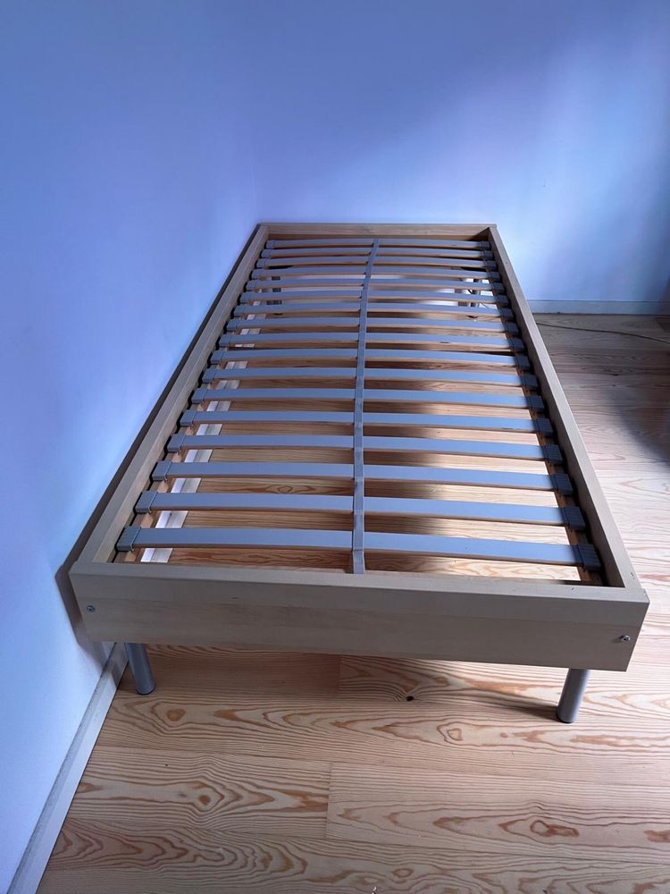Cama individual de madeira e estrado, com pes em inox